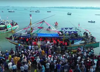 Warga Jepara Larung Kepala Kerbau ke Tengah Laut, Bupati Harap Bawa Berkah