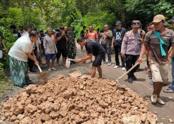 Penanganan Darurat, Jalan Rusak Ruas Cabak-Bleboh Blora Diuruk Tanah Grosok 10 Penanganan Darurat, Jalan Rusak Ruas Cabak-Bleboh Blora Diuruk Tanah Grosok