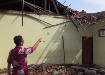Atap Kelas Roboh, Siswa SDN 2 Sumur Kendal Belajar di Rumah Warga