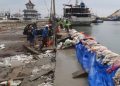 Pagar Jebol di Pelabuhan Semarang Ditambal Pakai Karung Pasir 15 Pagar Jebol di Pelabuhan Semarang Ditambal Pakai Karung Pasir