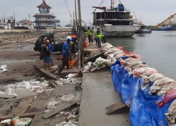 Pagar Jebol di Pelabuhan Semarang Ditambal Pakai Karung Pasir