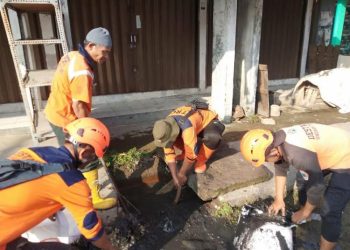 Penyebab Banjir, Saluran Air Penuh Lumpur di Pasar Kalirejo Kudus Dibersihkan