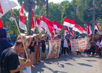Desak Penutupan Tambang Ilegal, Warga Sukolilo Demo di Polresta Pati