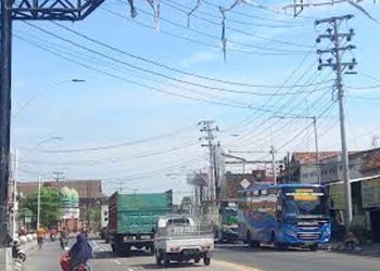 Warga Mengeluh, Parkir Bus Liar Picu Kemacetan di Lasem Rembang