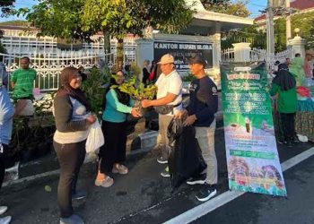 Warga Blora Bisa Tukarkan 3 Botol Sampah dengan 1 Tanaman
