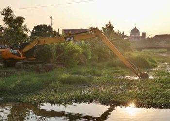 Atasi Rob di Sayung, Sedimentasi Sungai Dombo Demak Dikeruk