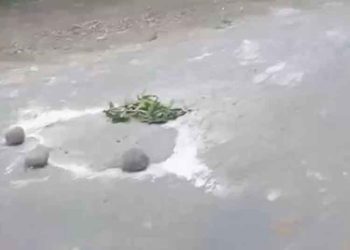 Rusak Parah, Warga Tambal Jalan di Kajen Pekalongan Secara Mandiri