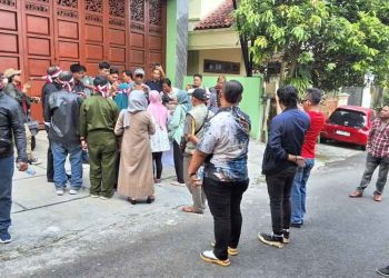 Tuntut Uang Dikembalikan, Puluhan Nasabah BLN Salatiga Datangi Rumah Pimpinan