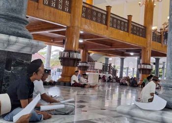 Tahun Baru Muharram, Jemaah Masjid Agung Rembang Diberi Susu Putih Gratis