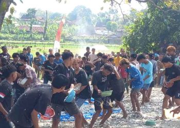 Warga Pelemsari Rembang Saling Lempar Nasi di Acara Sedekah Bumi