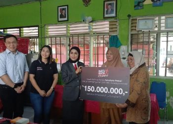 Tinjau SLB, Bupati Kendal Serahkan Bantuan Senilai Rp 150 Juta