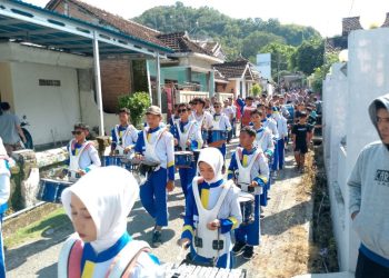 Drumband SMP N 4 Kragan Meriahkan Khitanan di Rembang
