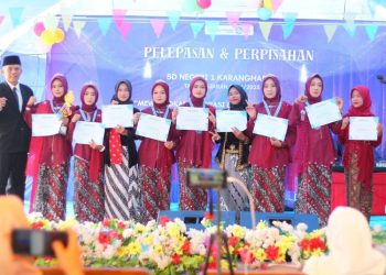 Gelar Acara Perpisahan, SD N 1 Karangharjo Rembang Lepas Peserta Didik