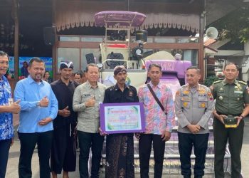 Bupati Sam'ani Serahkan 19 Alsintan dari Kementan ke Petani di Kudus 6 Bupati Sam’ani Serahkan 19 Alsintan dari Kementan ke Petani di Kudus