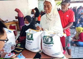 1.167 Warga Desa Pilang Blora Terima Bantuan Beras 20 Kg