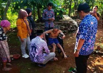 Pemkab Jepara Beri Bansos ke Pasangan Lansia dan Anaknya di Desa Bawu