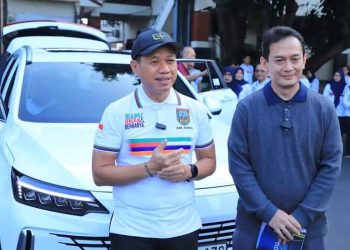 Bupati Sam’ani Uji Coba Mobil Listrik di Halaman Pendopo Kudus