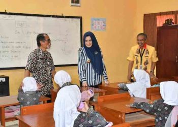 Bupati Pekalongan Beri Meja-Kursi Baru Usai Terima Laporan Siswa Belajar di Lantai
