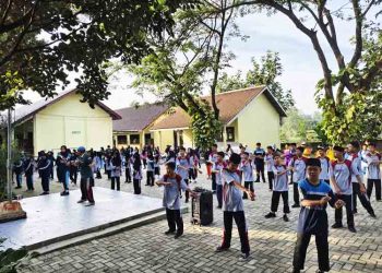 Peringati Hari Anak Nasional, Siswa-Guru SMPN 3 Pamotan Rembang Sarapan Bersama