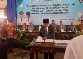 Bupati Rembang Serahkan SK ke 1.216 PPPK Lebih Awal