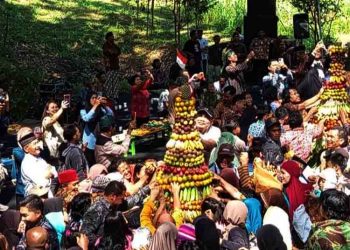 Tradisi Merti Dusun di Sendang Gambir Salatiga, Warga Berebut Gunungan
