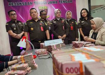 Kasus Korupsi Rp237 M di BUMD Cilacap, Kejati Jateng Amankan Rp6,5 M dari Istri Tersangka 1 Kasus Korupsi Rp237 M di BUMD Cilacap, Kejati Jateng Amankan Rp6,5 M dari Istri Tersangka