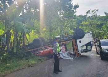 Truk Bermuatan Semen Terguling di Batealit Jepara Akibat Gagal Menanjak