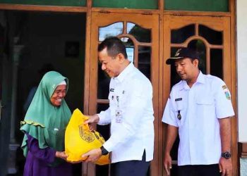 Bupati Kudus Serahkan Bantuan ke Korban Angin Puting Beliung di Undaan