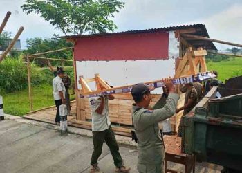 Bangunan Liar di Kawasan Exit Tol Pekalongan Dibongkar Petugas