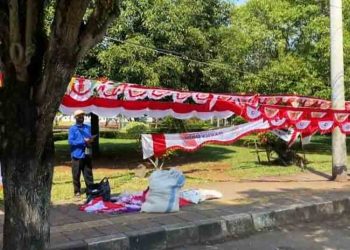 Jelang HUT RI, Jalan Kajen Pekalongan Dipadati Pedagang Bendera Merah Putih