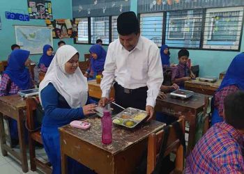 Bupati Harno Pantau Langsung MBG di Sekolah, Usul Menu Ikan Laut