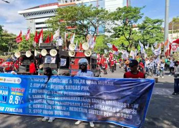 Ratusan Buruh di Jateng Demo Tolak Upah Murah dan Sistem Outsourcing