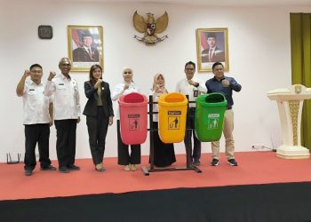 Pemkab Kendal Salurkan Bantuan Tempat Sampah ke 40 Sekolah