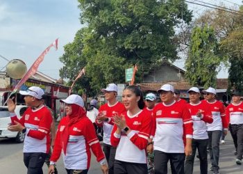 Bupati-Wabup Kudus Ikut Lomba Gerak Jalan Bersama Warga di GOR Bung Karno