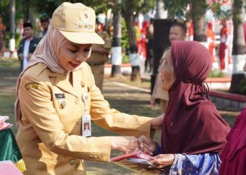 Tingkatkan Rasa Nasionalisme, Pemkab Kendal Bagikan 1.000 Bendera Merah Putih