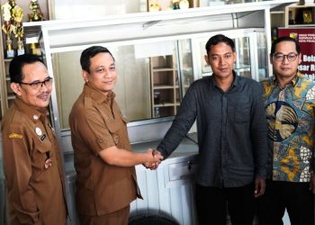 Walkot Pekalongan Serahkan 7 Gerobak Jualan ke Pelaku UMKM