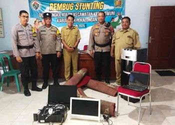 Warga Tangkil Kulon Pekalongan Kembalikan Barang Hasil Jarahan saat Demo