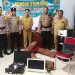 Warga Tangkil Kulon Pekalongan Kembalikan Barang Hasil Jarahan saat Demo 8 Warga Tangkil Kulon Pekalongan Kembalikan Barang Hasil Jarahan saat Demo