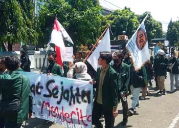 Demo Mahasiswa di Pekalongan, Ini 18 Poin Tuntutannya 6 Demo Mahasiswa di Pekalongan, Ini 18 Poin Tuntutannya