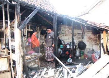 Tinjau 2 Lokasi Kebakaran di Lasem, Wabup Rembang Salurkan Bantuan 6 Tinjau 2 Lokasi Kebakaran di Lasem, Wabup Rembang Salurkan Bantuan