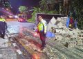 Truk Bermuatan Telur Terguling di JLS Salatiga, Jalan Sempat Licin 18 Truk Bermuatan Telur Terguling di JLS Salatiga, Jalan Sempat Licin