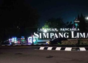 Pemkot Semarang Akan Menata PKL dan Becak Listrik di Simpang Lima 5 Pemkot Semarang Akan Menata PKL dan Becak Listrik di Simpang Lima