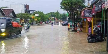Hujan Deras, Jalan Nasional Blora-Cepu Terendam Banjir 30 Cm 9 Hujan Deras, Jalan Nasional Blora-Cepu Terendam Banjir 30 Cm