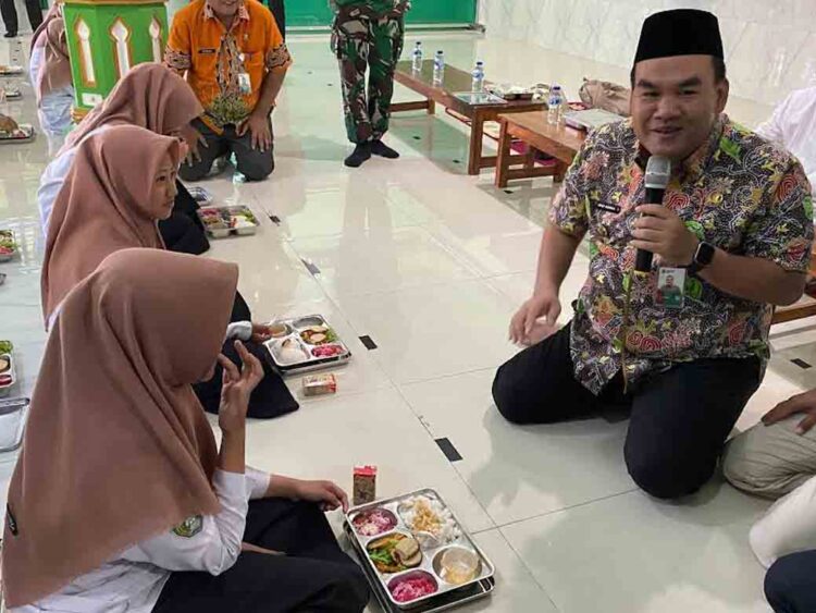 Bupati Arief Tinjau MBG untuk Santri di Pondok Pesantren Ngawen Blora
