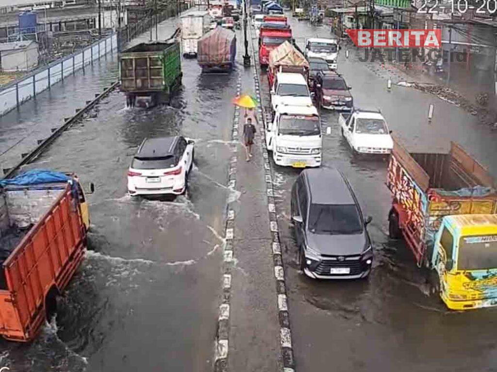 Kembali Terendam Rob, Jalan Pantura Demak-Semarang Macet 10 Km 1 Demak 11