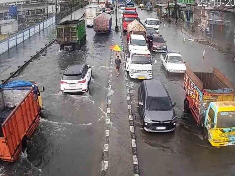 Kembali Terendam Rob, Jalan Pantura Demak-Semarang Macet 10 Km 1 Kembali Terendam Rob, Jalan Pantura Demak-Semarang Macet 10 Km