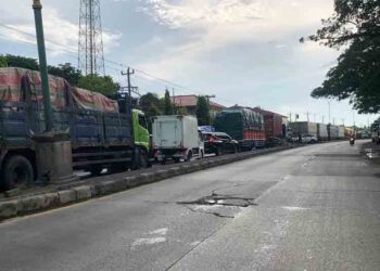 Pantura Demak-Semarang Macet Sejak Semalam Akibat Banjir 50 Cm di Sayung 6 Pantura Demak-Semarang Macet Sejak Semalam Akibat Banjir 50 Cm di Sayung