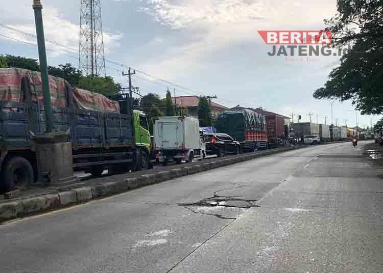 Pantura Demak-Semarang Macet Sejak Semalam Akibat Banjir 50 Cm di Sayung 1 Pantura Demak-Semarang Macet Sejak Semalam Akibat Banjir 50 Cm di Sayung