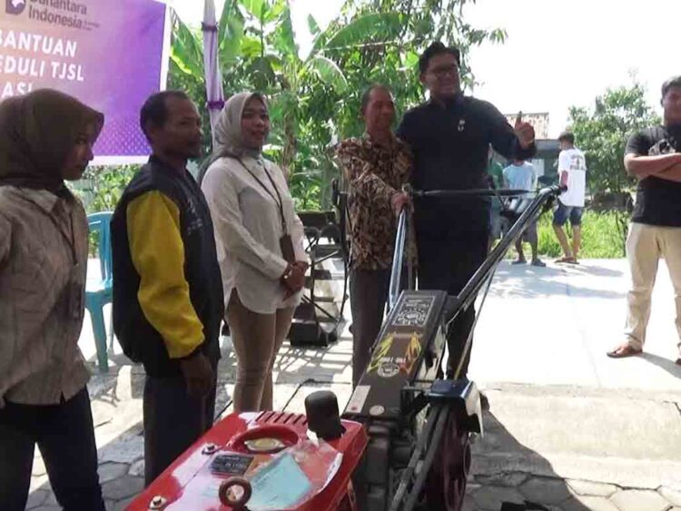 Petani di Demak dapat Bantuan Dua Traktor dan Satu Mesin Pompa Air