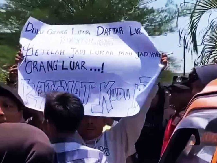 Warga Bumiharjo Demak Gelar Aksi Tolak Perangkat Desa dari Luar